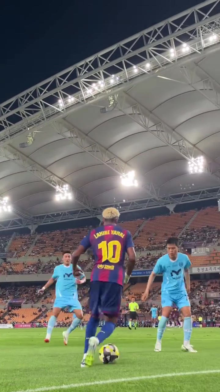 [精彩剪辑]这个角度有点幻视小罗！现场直拍：角球线附近看亚马尔的突破！