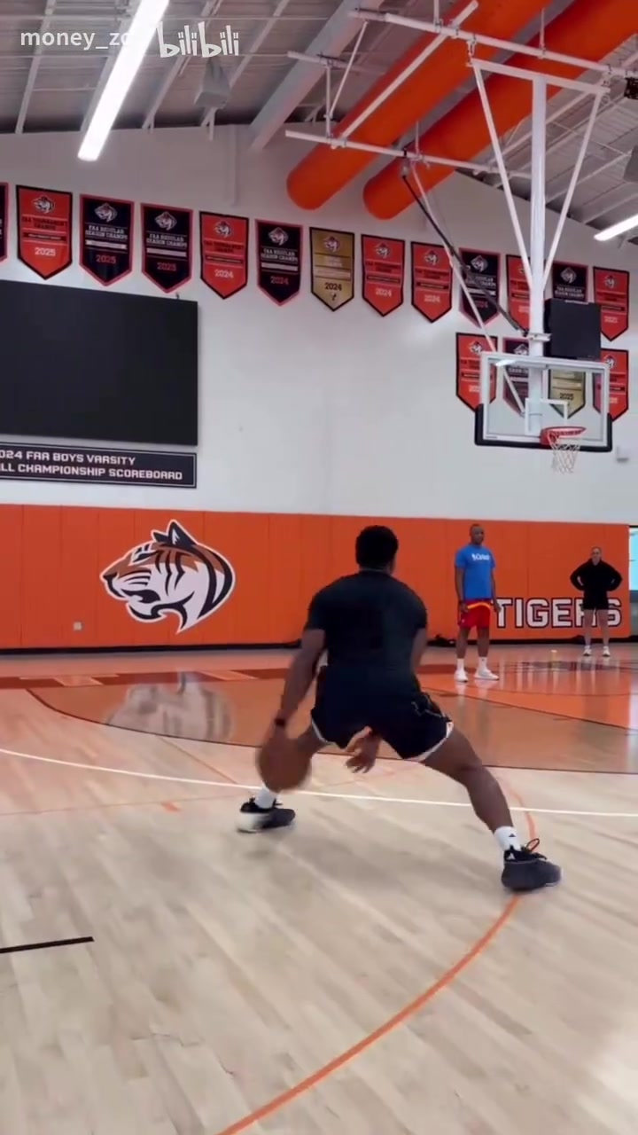 【今日视频】无解的开发大杀器！近距离看米切尔的持球投篮！他也