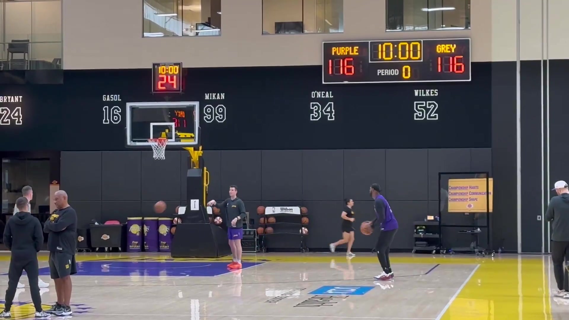 【湖人】詹姆斯昨日训练，看这身手，明天复出应该没啥问题啊