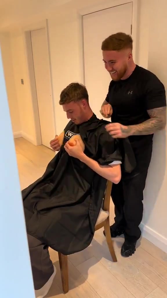 【英超】你小子！帕尔默很享受理发师的恶搞