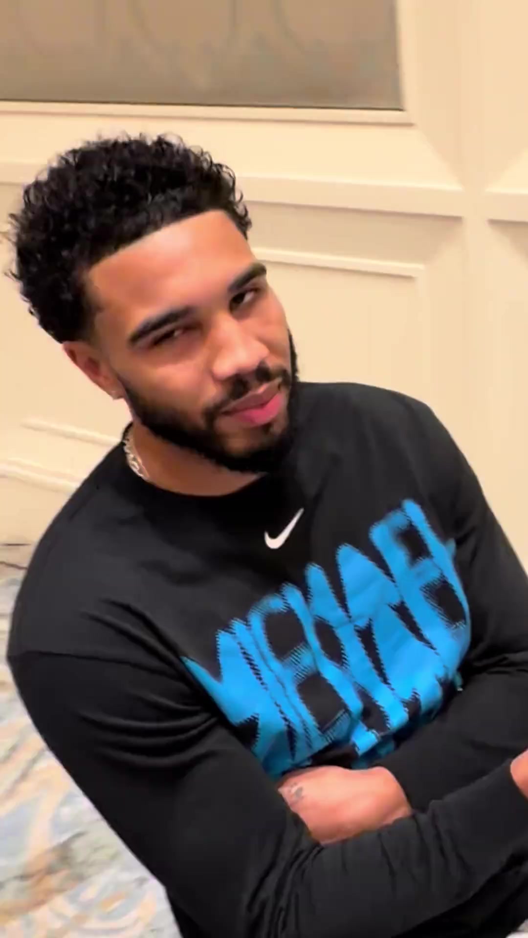 【球场爆发瞬间】背后必有汉人指点➡️塔图姆竟然还玩起了球鞋转场~