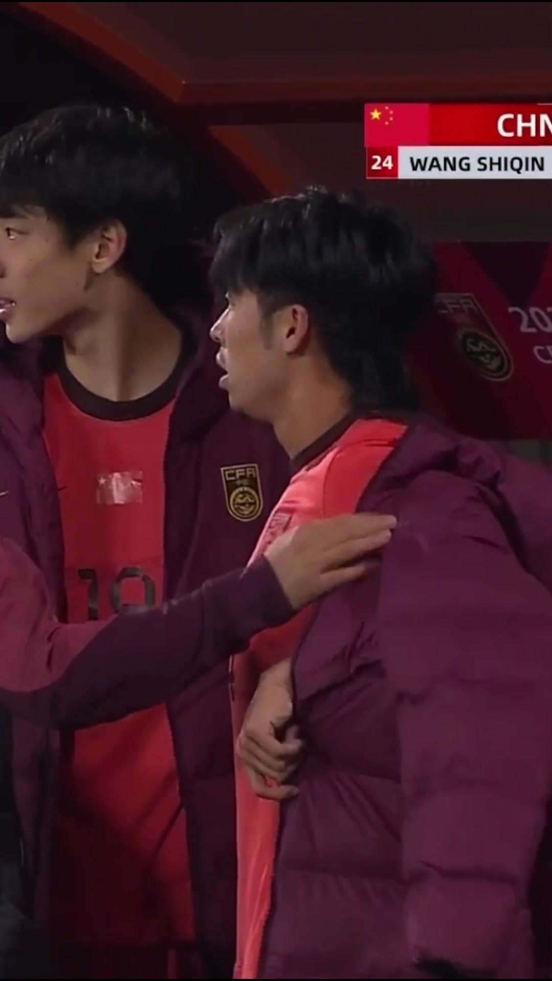 持续输出！汪士钦被罚下后在替补席继续飙国粹