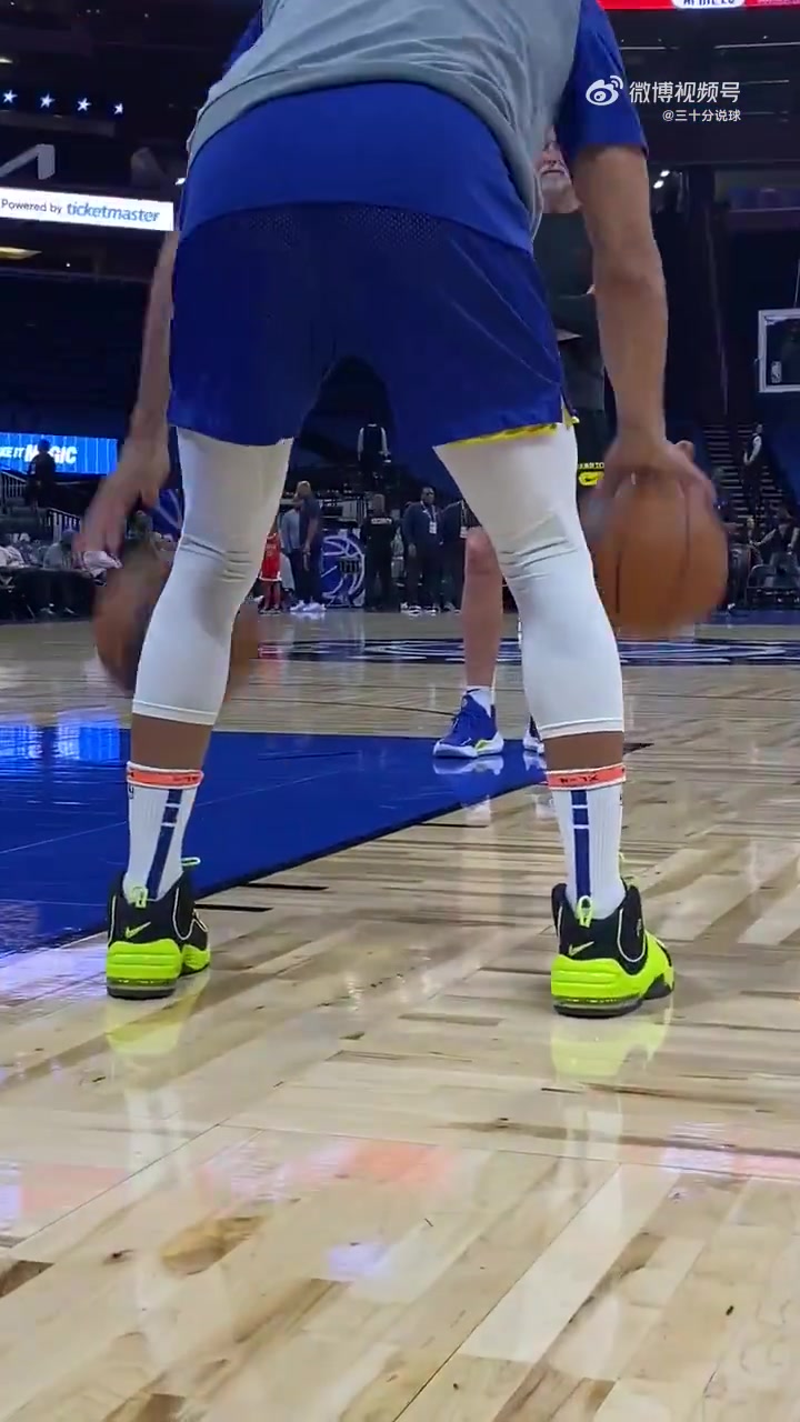 [球场爆发瞬间]换⬆️球鞋换上瘾了！库✨里赛前训练换上了耐克的便士✨2代