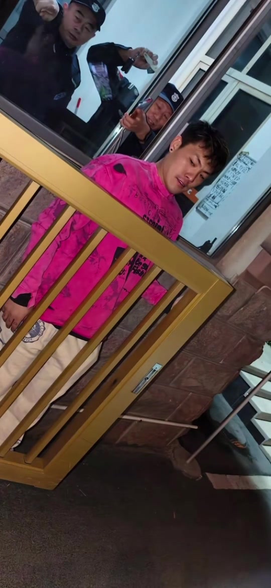 【中国男足】王大雷守了一辈子的门，没想到被门夹了~！还被闪光灯怼着脸！