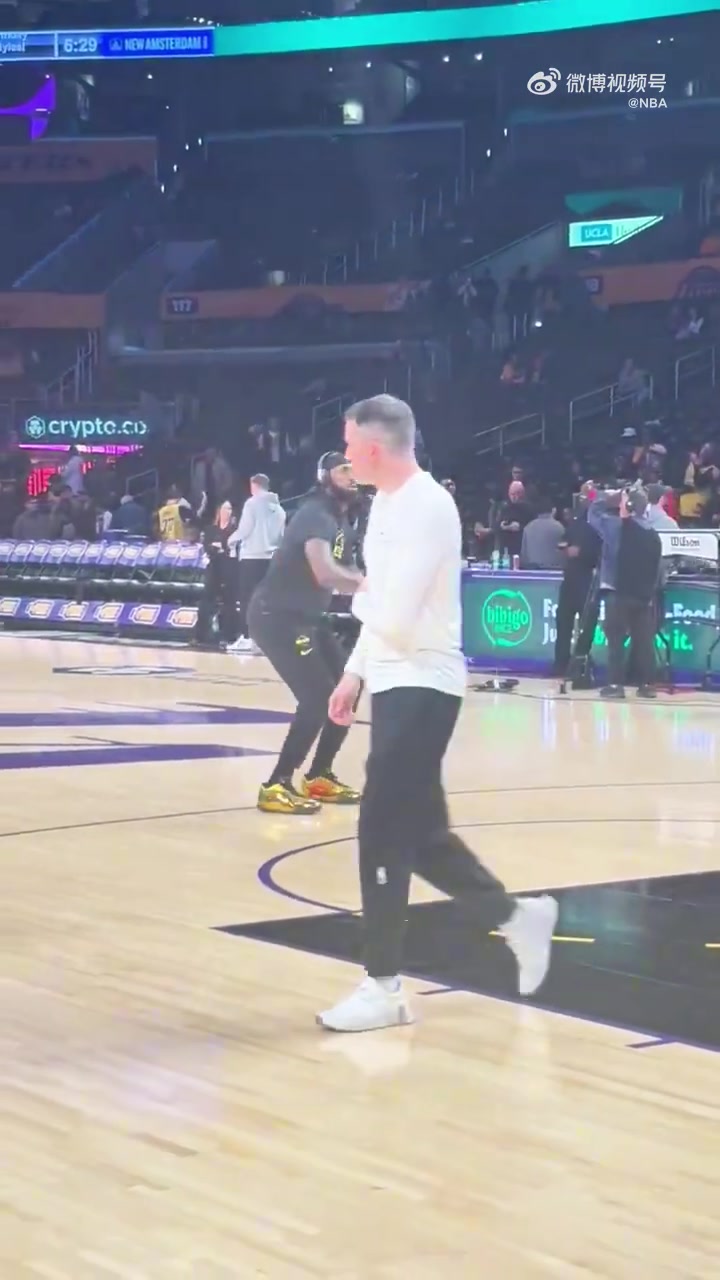 【你怎么看？】这手感一言难尽！詹姆斯赛前投篮训练，有一半的打铁！