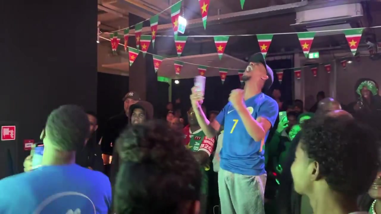 【世界杯】库拉索球迷已经疯掉啦！他们成功晋级世界杯，作为国足球迷羡慕啊