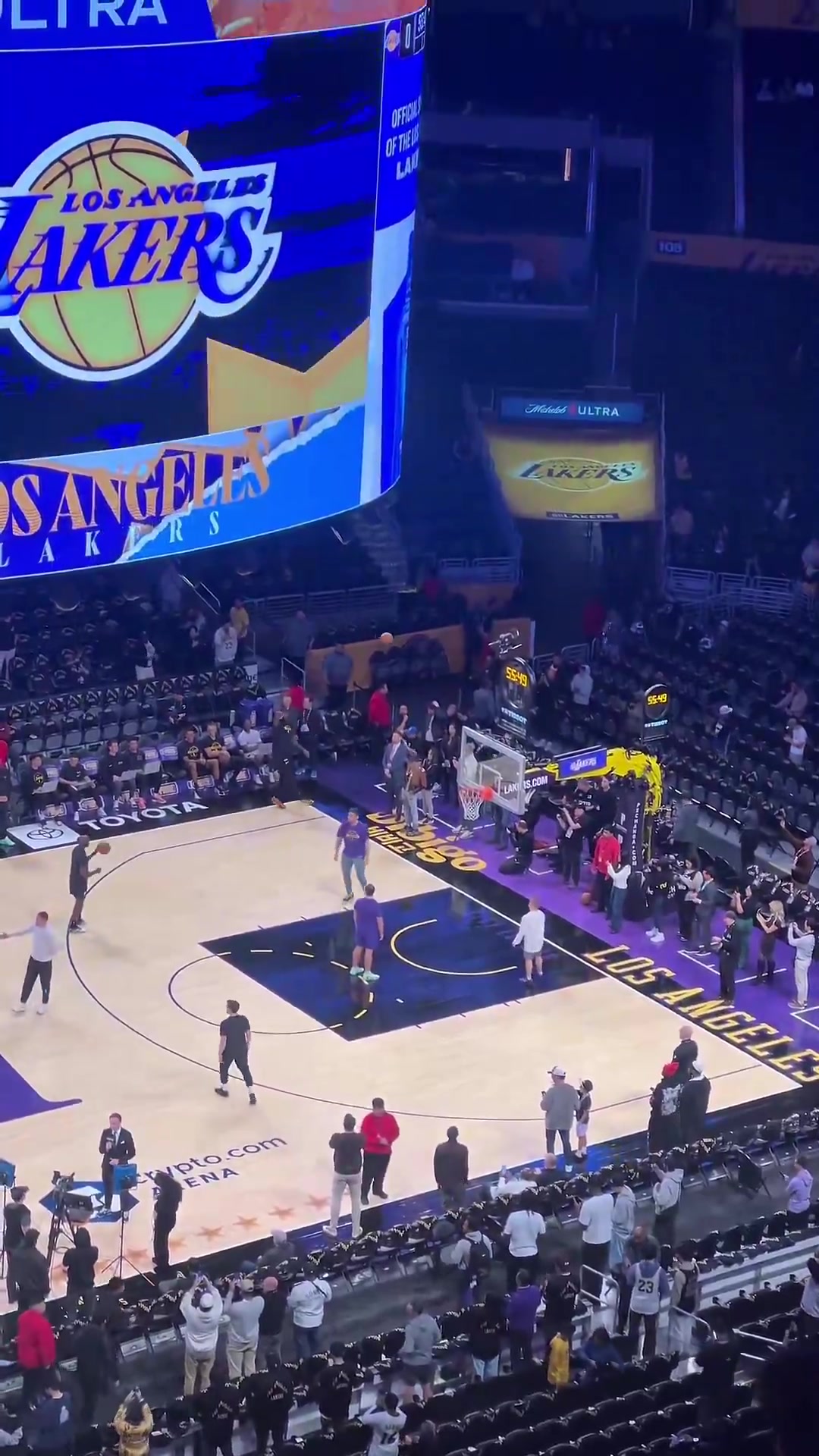 [比赛故事]有点尴尬！詹姆斯赛前练习底角三分，怒砸篮板侧⬅️边沿！