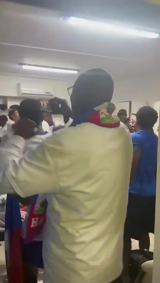 【今日视频】海地球员们在简陋的更衣室激情庆祝，羡慕还要说多少