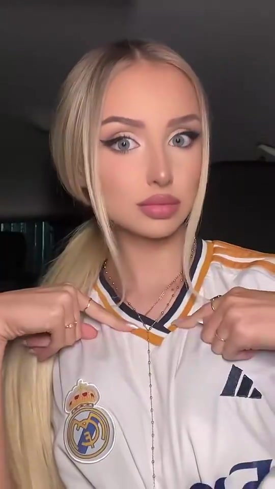 [球迷看点]皇马美女球迷拿着巴萨球衣：我爱皇马，巴萨emmmm