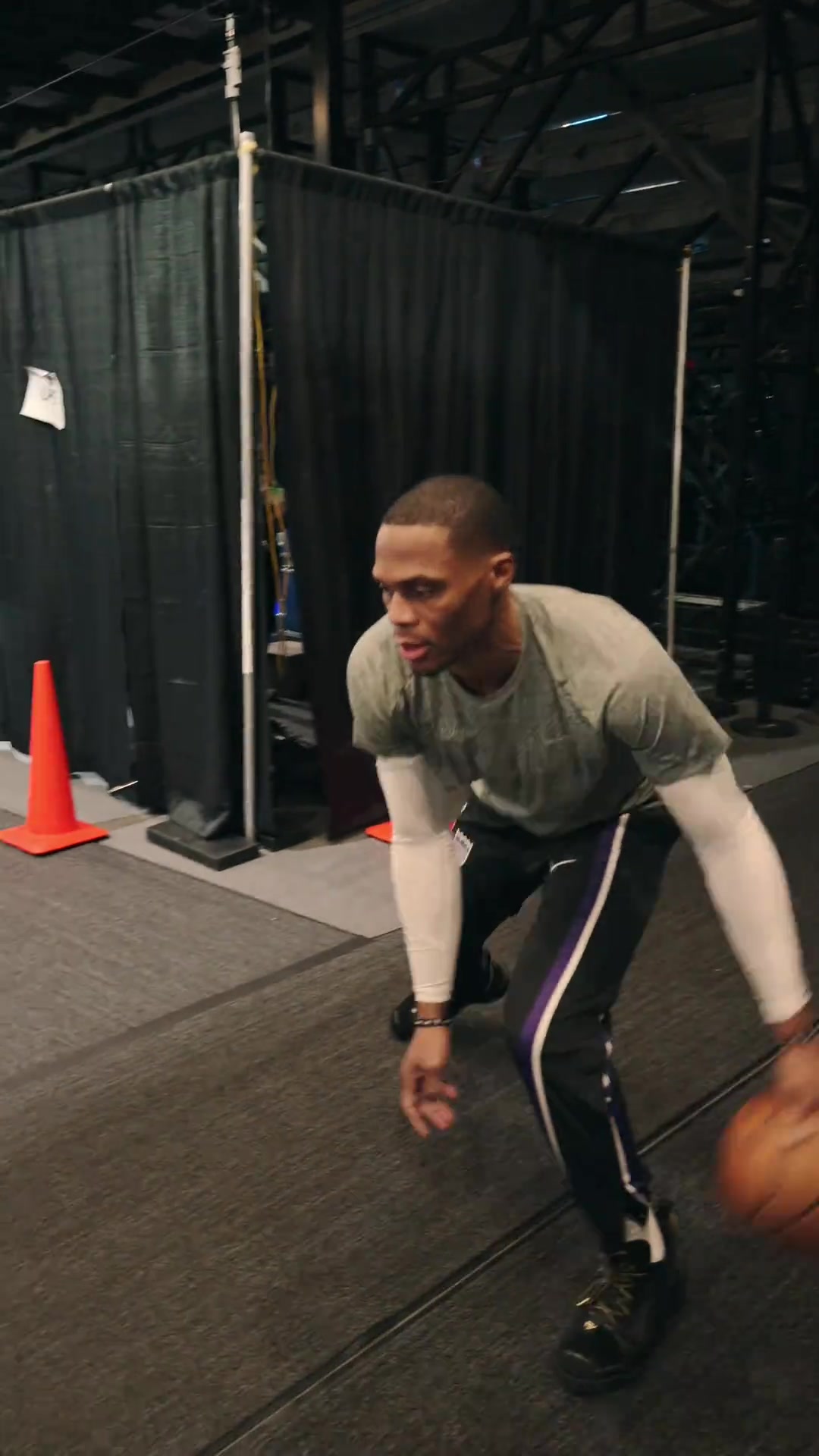 【球迷看点】什么？威少球员通道扣篮4中0...