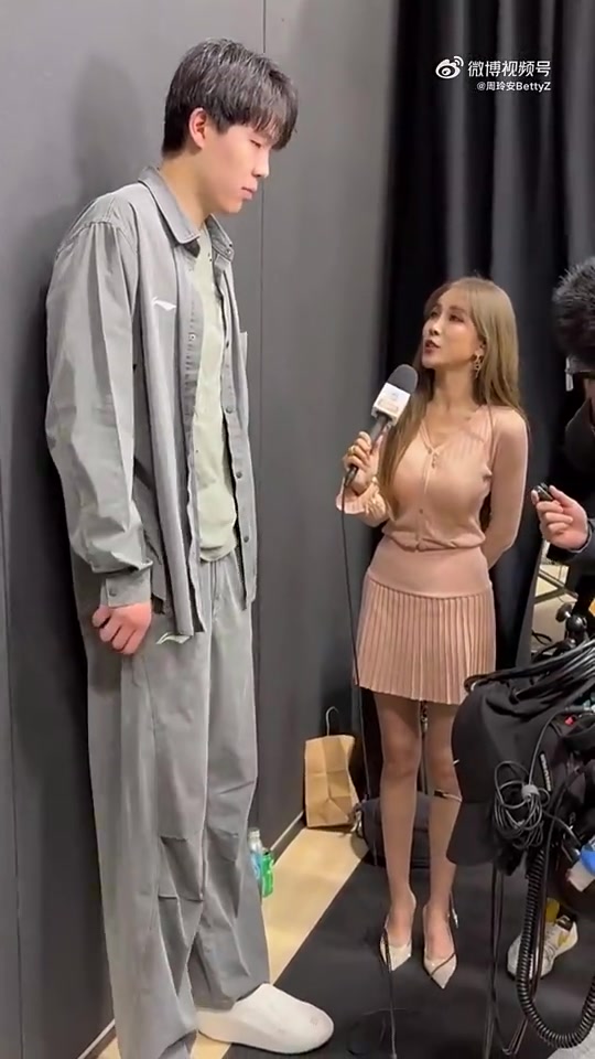 [开拓者]今天在场上轻盈许多！杨瀚森此前接受周玲安采访，看着明显瘦了！