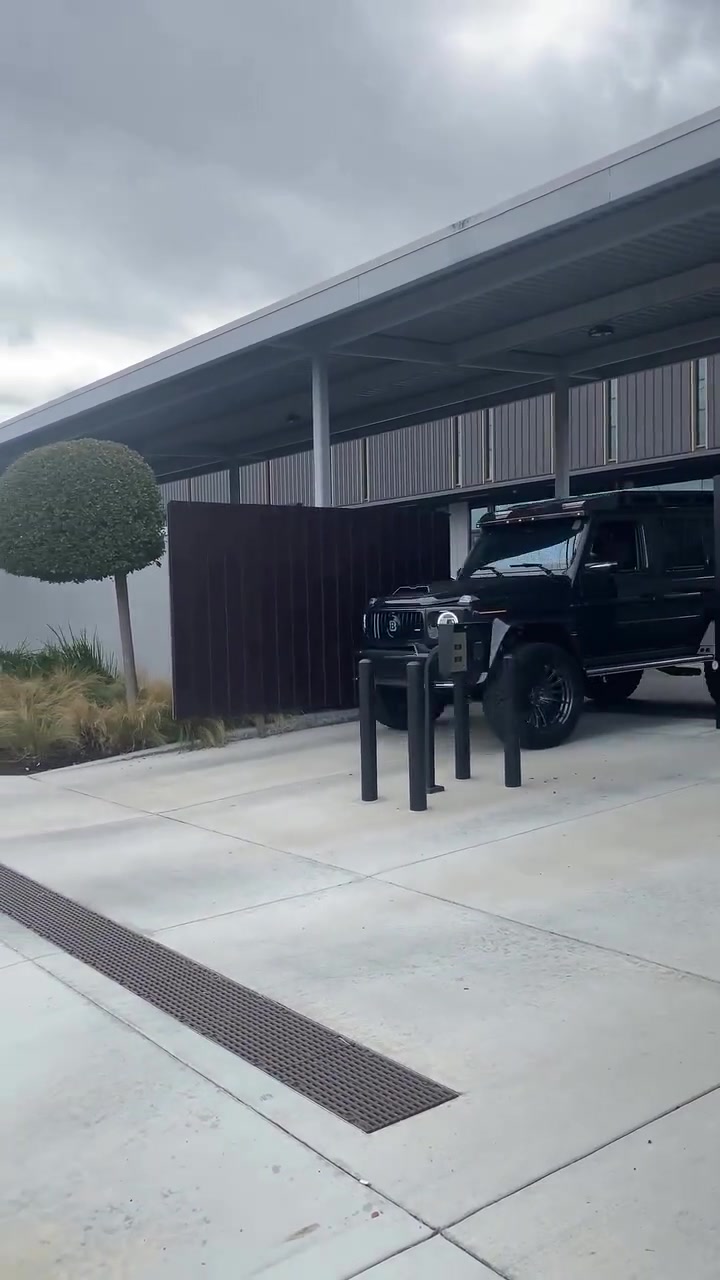 [话题]湖人艾顿这肤色真是和车完美融于一体..这就是传说中的