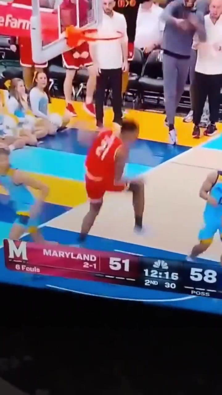 [你怎么看？]太吓人了！NCAA惊现一球员扣完篮之后落地直接劈叉，扯到蛋了