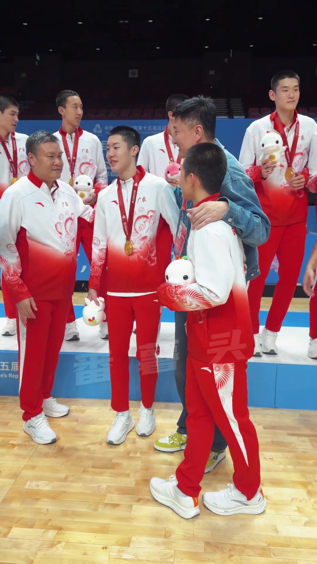 【今日亮点镜头】忙碌的杜✌️导，看完U18男篮拿金⚾牌，接下来你们猜…..✌️.