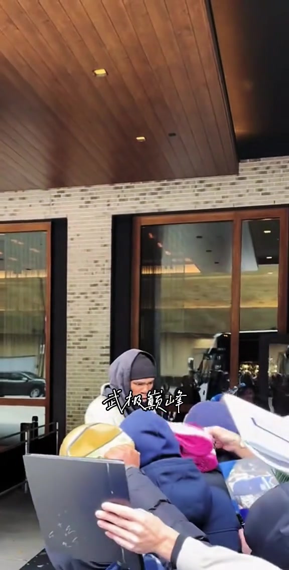 [体育视频]“火箭客场战胜骑士，赛前杜兰特为等候在酒店外的球