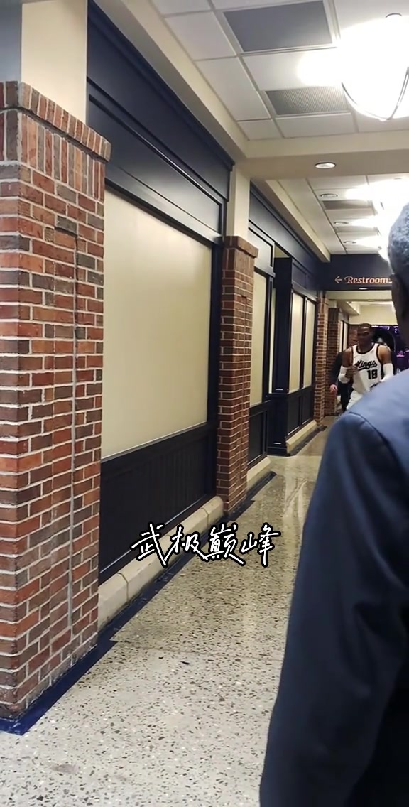 [今日视频]“命运的捉弄～威少开赛三战雷霆皆败，威少眼神里只剩无奈“