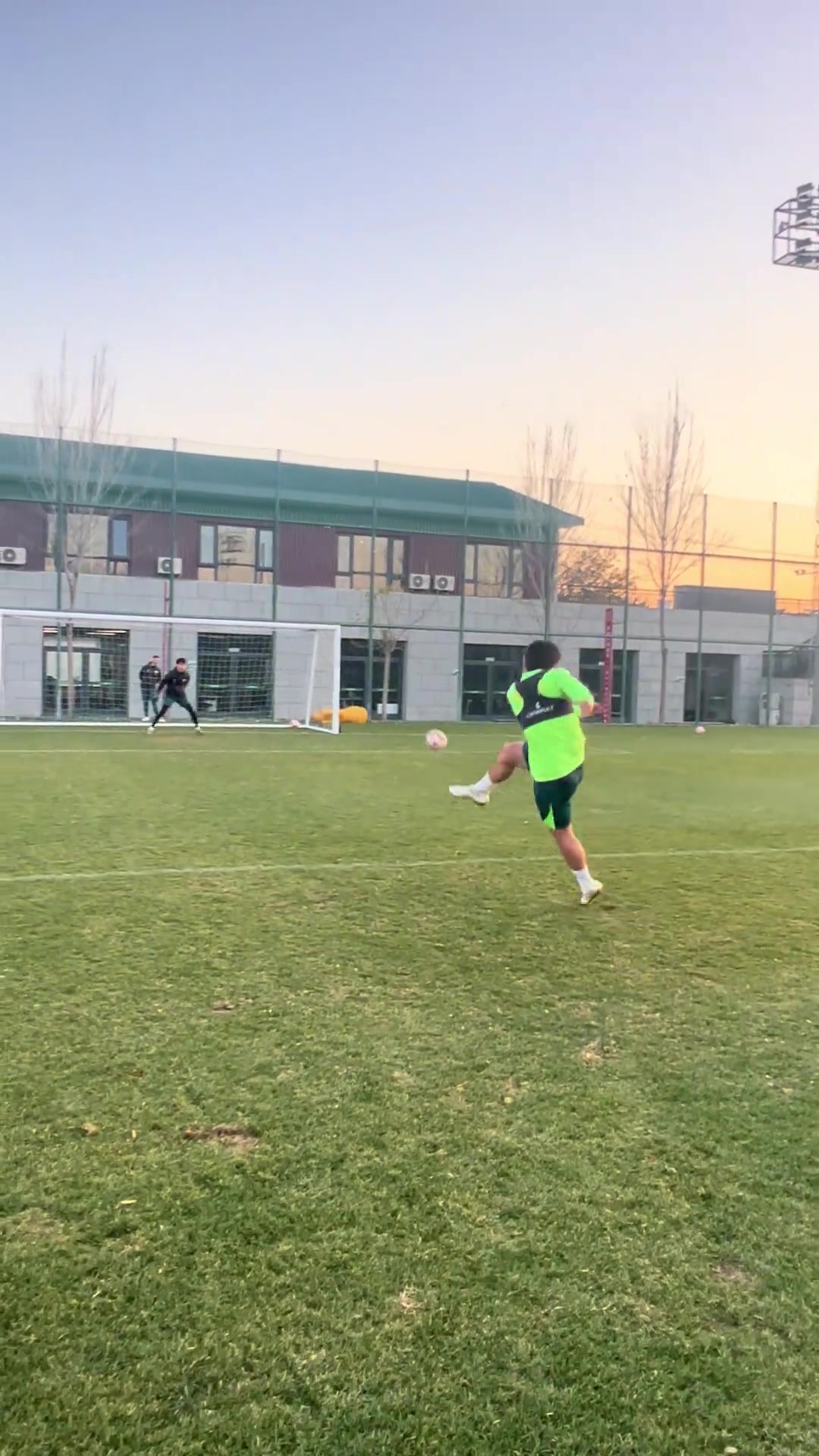 網(wǎng)友怒贊：張稀哲的射門腳法控制在國(guó)內(nèi)仍屬頂尖