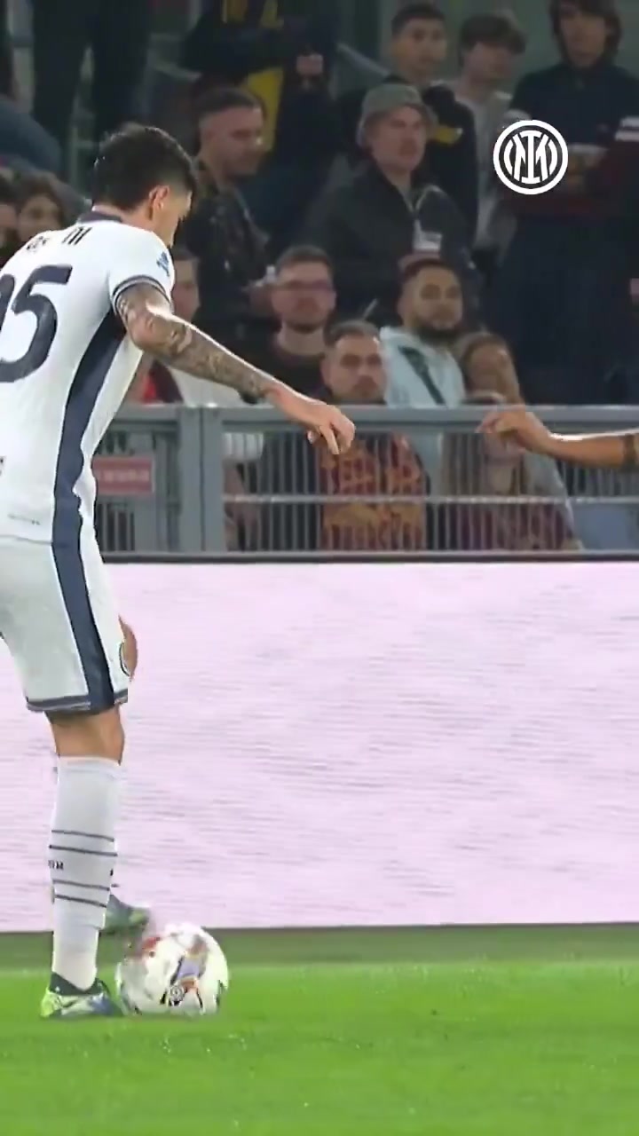 【热点视频】相视一笑！名场面：巴斯托尼穿裆过掉迪巴拉，小魔仙