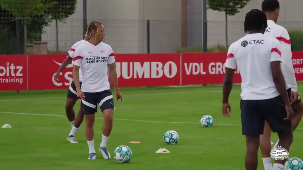 【体育头条】好几个成长为顶级球队的核心！埃因霍温多年前的1V1训练！