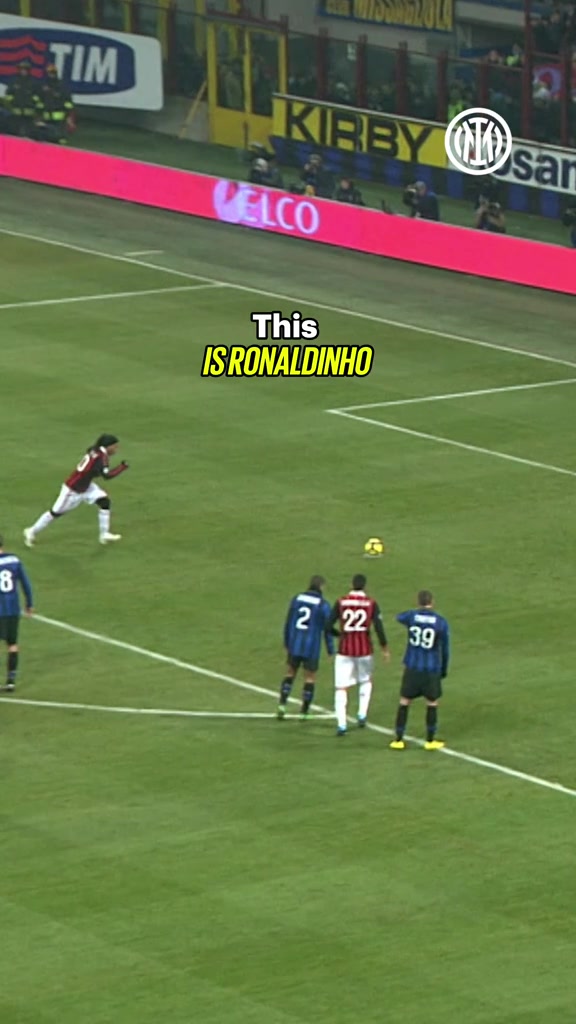 【国际米兰】预热米兰德比！国米官推重温当年圣塞扑出小罗点球