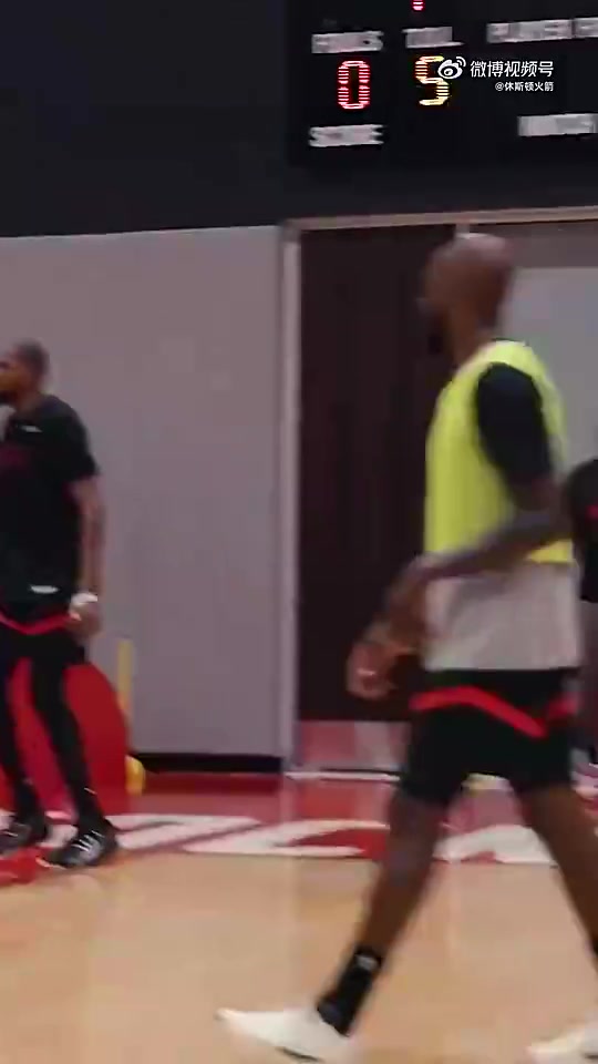 【你怎么看？】不简单！谢泼德此前在训练中单挑杜兰特，非常丝滑的勾手打板命中