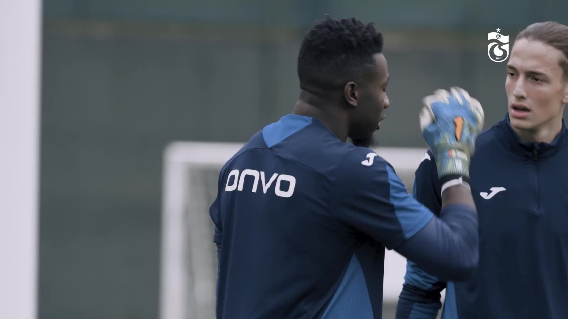 奥纳纳在训练中指导特拉布宗体育的年轻门将