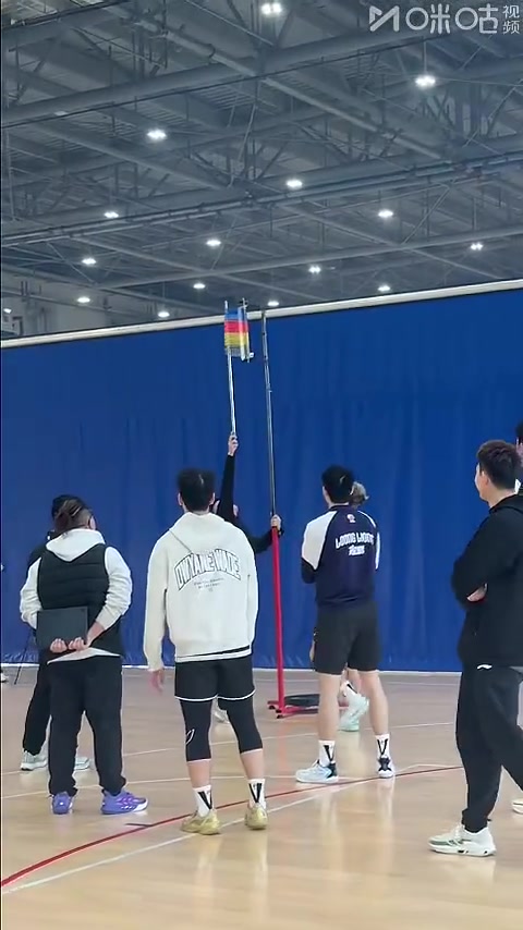 [精彩赛事短片]欢乐体➡️测✌️郭艾伦新赛季第一回✨原地摸高数据310cm