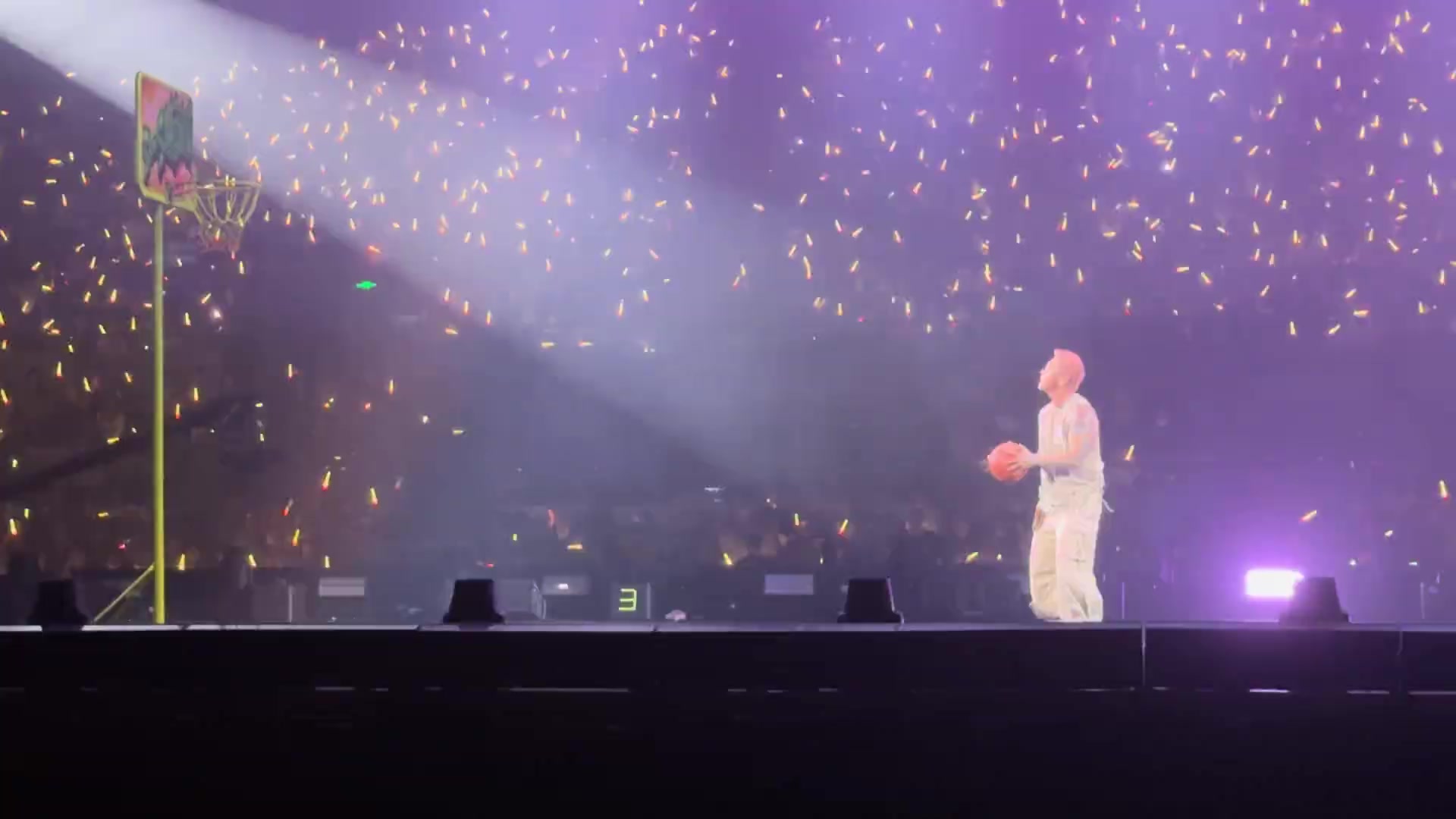  【今日视频】演唱会打篮球第一人！