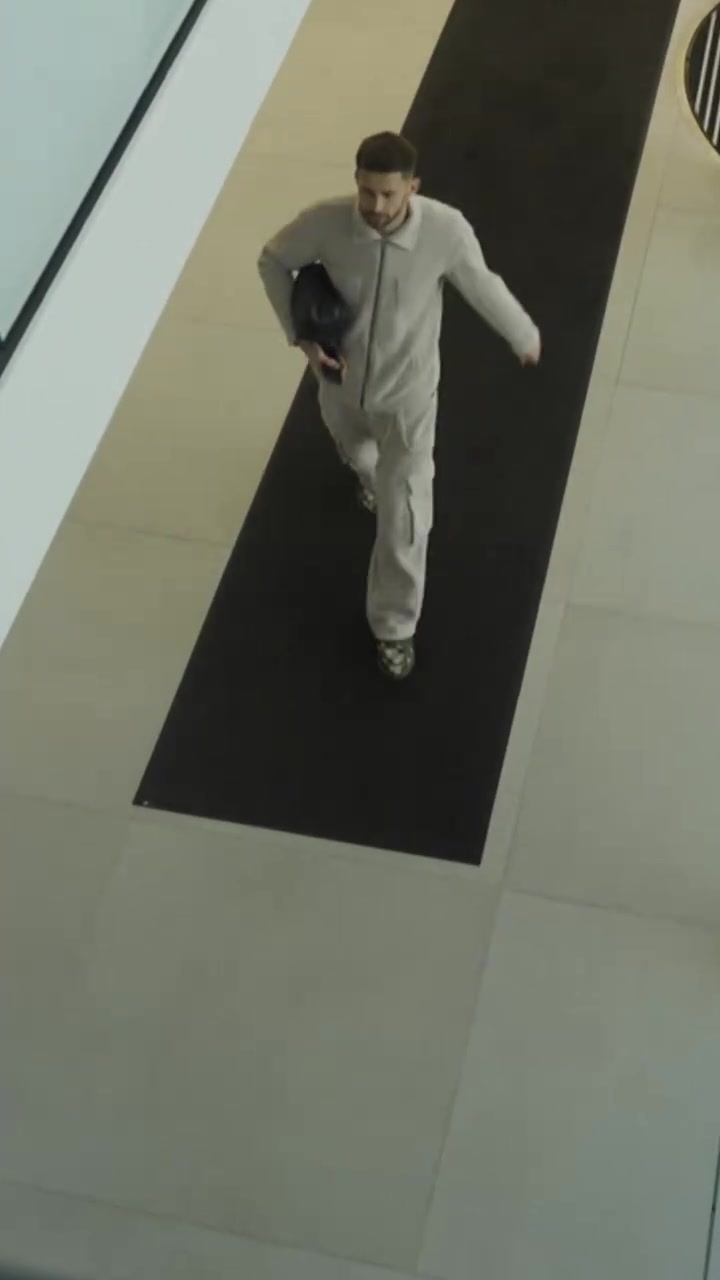 男模大队？俯拍热刺球员此前回归训练场！谁的穿搭最帅？