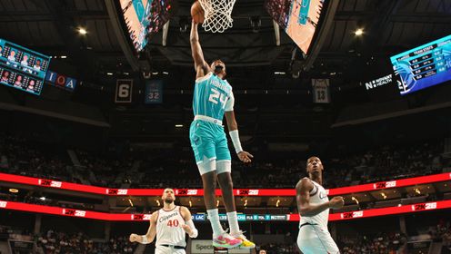 [你怎么看？]今日十佳球-惠特摩尔闪电隔扣 布兰登·米勒滑翔劈扣