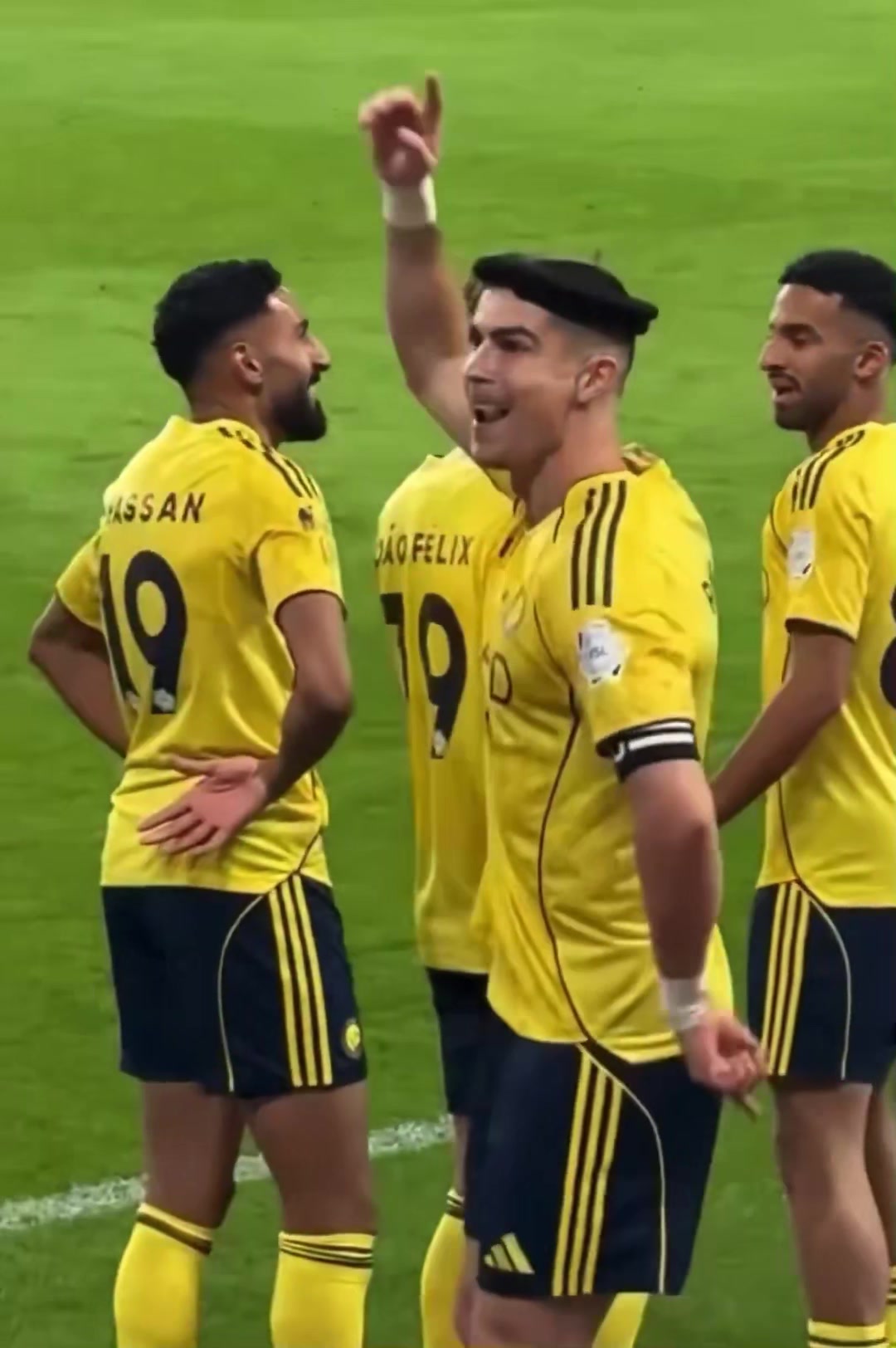 【精选视频推荐】C罗倒钩破门后，队友为其⬇️戴上“皇冠”