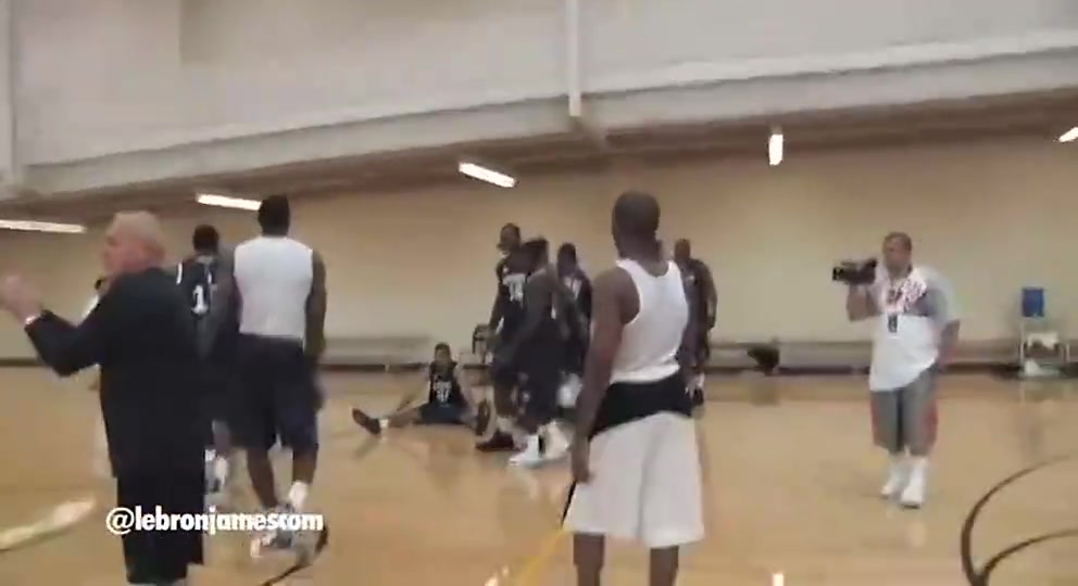 [球迷看点]一切都是缘分！名场面：09年詹姆斯在训练营指导年