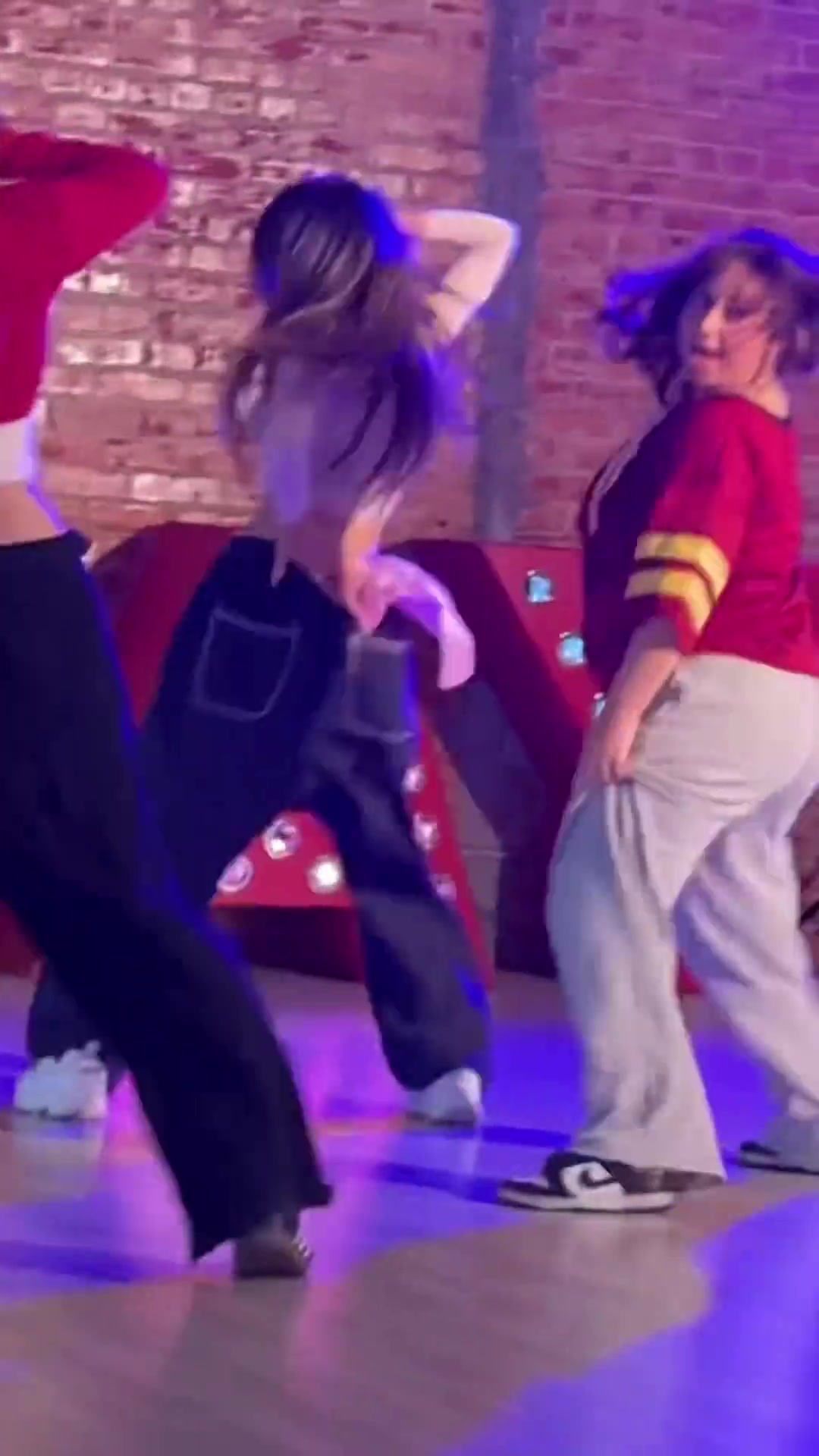 【推荐视频】好会扭！周玲安晒热舞视频：今天不国风了，洛杉矶跳