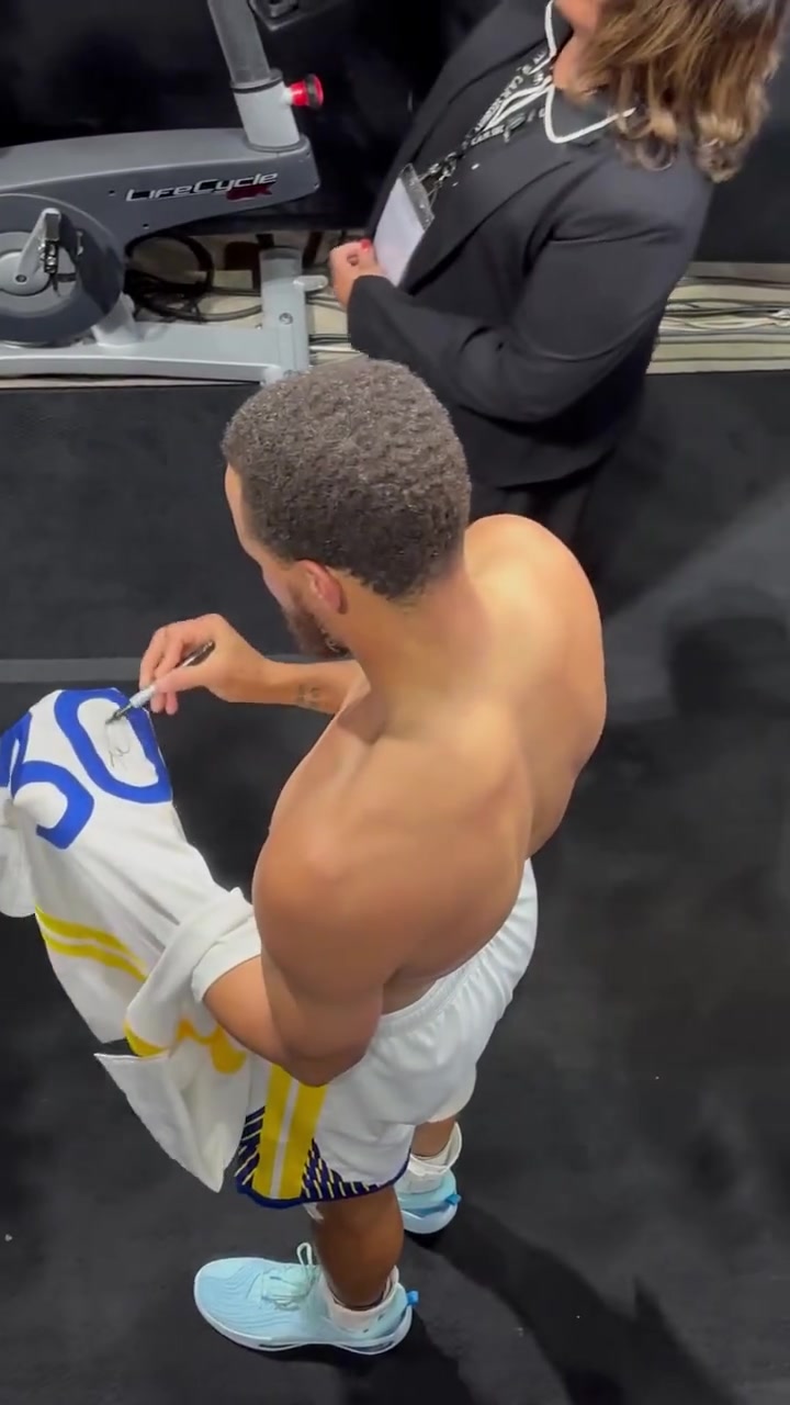 【精彩镜头】库里 这肌肉线条！ 比赛场上⚾看起不胖，这样看肌肉也太发达了