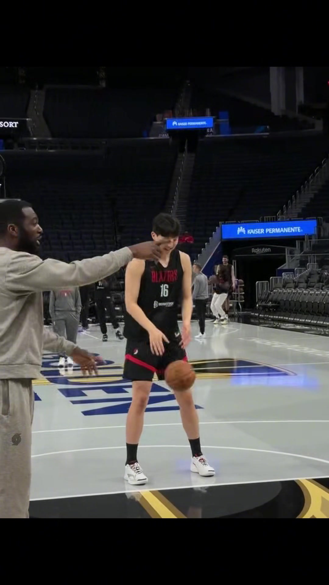 [赛事精彩录]文化输出⚾？开拓者黑人助教管杨瀚森叫“大头”