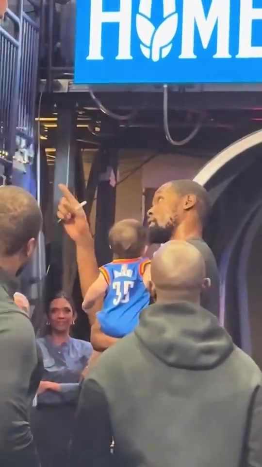 杜兰特虽然还是单身，但抱小孩的手势也太娴熟了吧