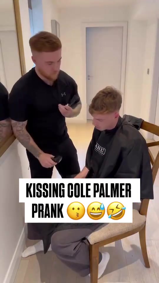 【集锦】每次剪头都得整点活是吧！理发师情不自禁亲吻了帕尔默！