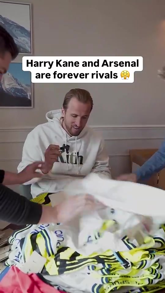 [今日视频]凯恩签名时突然冒出来一件阿森纳球衣，犹豫片刻后丢