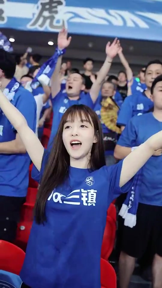 [推荐视频]谁能不爱啊！武汉三镇竟然有如此漂亮的女球迷