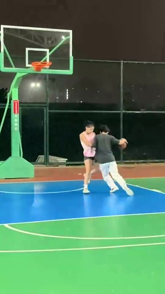 [NBA]小伙子强打小姐姐毫不留情，这就是传说中的西格玛男人