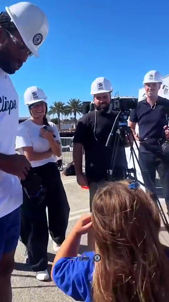 【精彩剪辑】还在长身体？小女孩问小卡现在多高，后者回应：2米