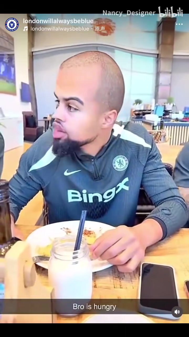 【足球】这什么特效！？帕尔默被拍到走路正常在切尔西的食堂！