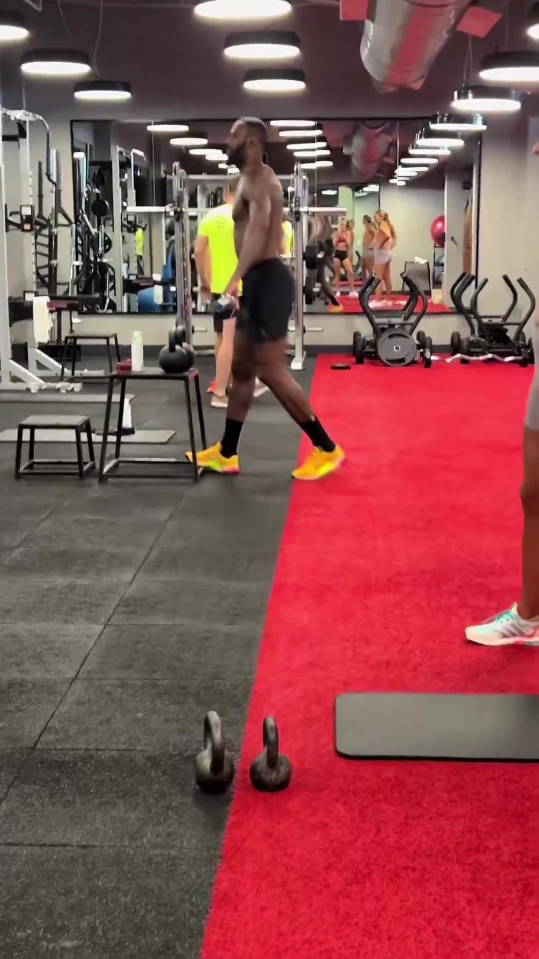 [篮球]球迷晒偶遇：居然在一家不知名的健身房看到了勒布朗