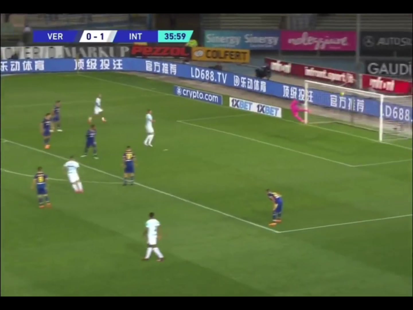 [今日视频]远射之王！名场面：恰尔汉奥卢超远世界波惊呆看台包