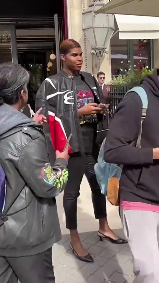 [NBA]这天赋不打球可惜了！魔术师儿子EJ酱上月现身巴黎时装秀