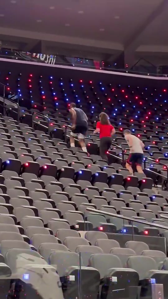 [今日球星视频]他训练➡️太努力了！哈登此前带着女助教一起爬楼梯