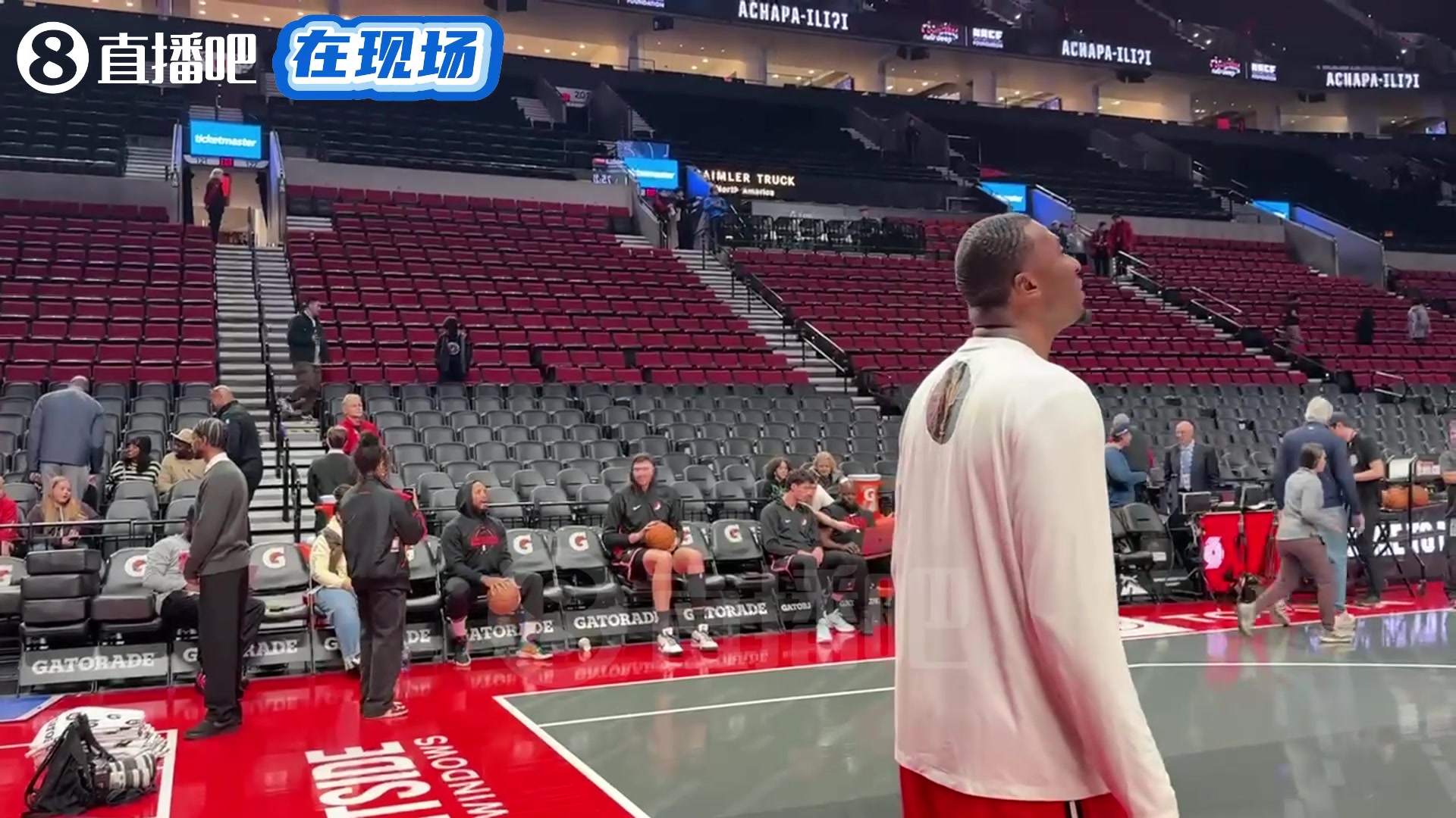 【球场爆发瞬间】整花活利拉德和⬅️克林⚽根赛前训练，在板凳席