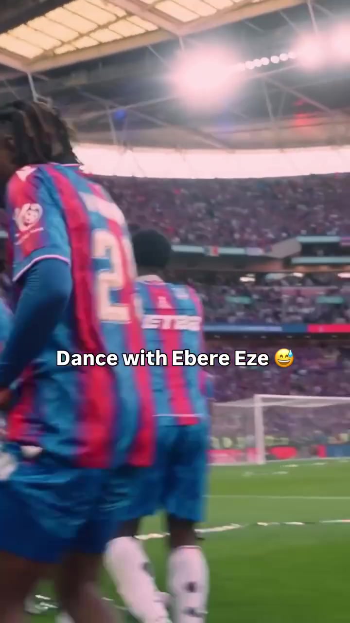 【球迷看点】足球精灵!水晶宫夺得足总杯时埃泽的魔性舞蹈~ 【球迷看点】足球精灵!水晶宫夺得足总杯时埃泽的魔性舞蹈~