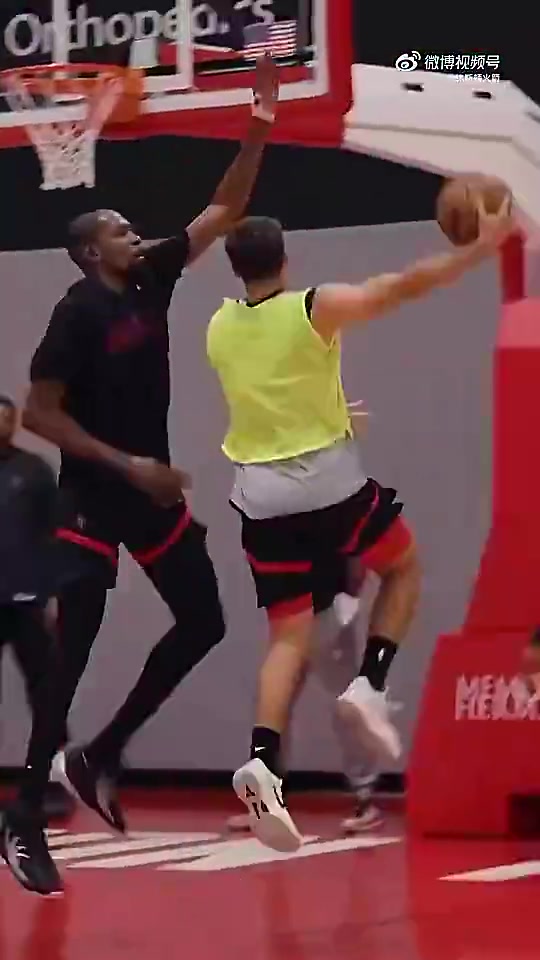 【视频】不简单！谢泼德此前在训练中单挑杜兰特，非常丝滑的勾手打板命中