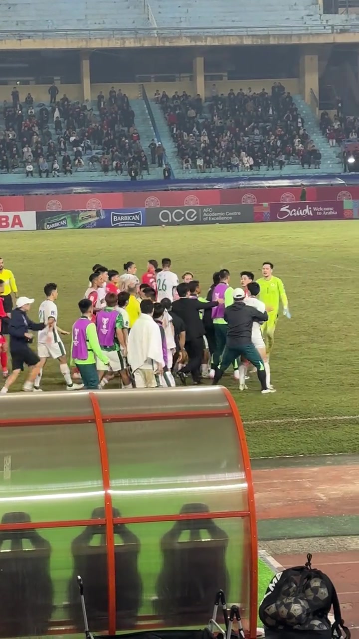  现场实拍国安冲突：双方围成一团，河内主场嘘声四起